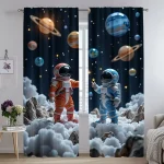 Fönsterklädsel med mönster av astronauter och planeter i rymden, perfekta för en vetenskaplig eller rymdtemat dekoration.