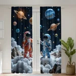 Gardiner som illustrerar två barn i astronautdräkter i en rymdmiljö med planeter och moln, perfekta för en vetenskaplig eller rymdtemat dekoration.