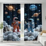 Dekorativa gardiner med astronauter och planeter i rymden, som skapar en kosmisk och fantasifull atmosfär för ett barnrum eller ett tematiskt utrymme.