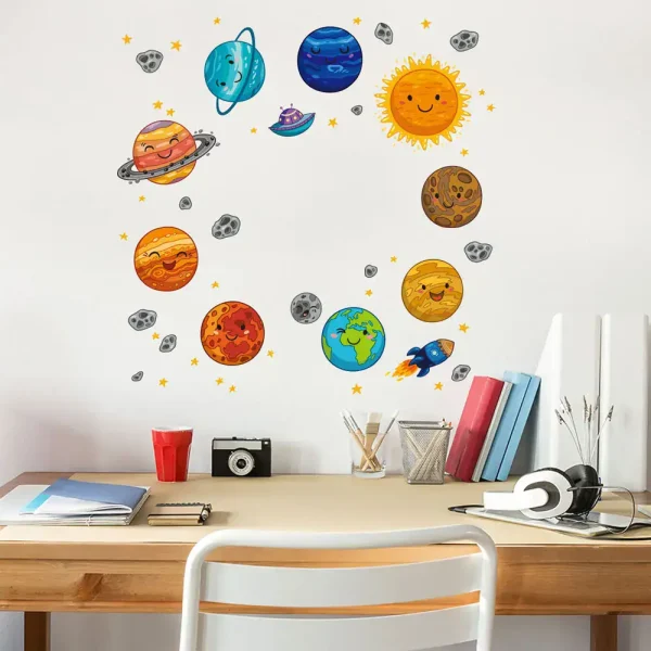 Lekfull illustration av solsystemet med planeter, asteroider och en leende sol, idealisk för utbildande eller vetenskaplig inredning.