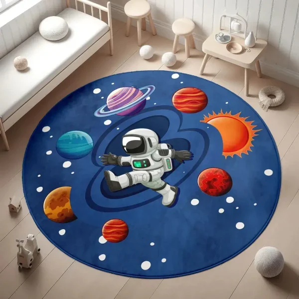 Rund lekmatta med rymd- och astronautmotiv.
