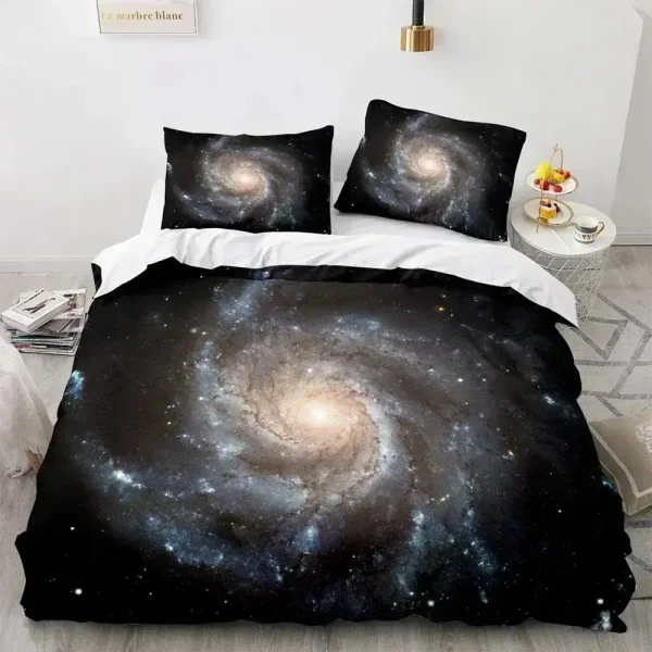 Sängklädesset med galaxmönster, inklusive ett duvetöverdrag och två örngott, dekorerar ett modernt rum med rymdtema.