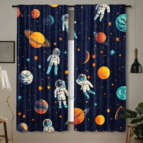 Balkong med gardiner med mönster av astronauter och planeter, tematisk rymddekoration för barnrum eller lekrum.