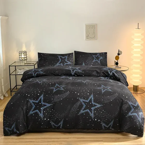 Sängkläder med stjärnmönster och kosmos, perfekt för en inredning inspirerad av universum.