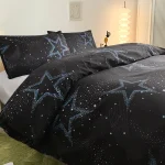 Svart duvetöverdrag med mönster av stjärnor och kometer, perfekt för en inredning med kosmiskt eller vetenskapligt tema.