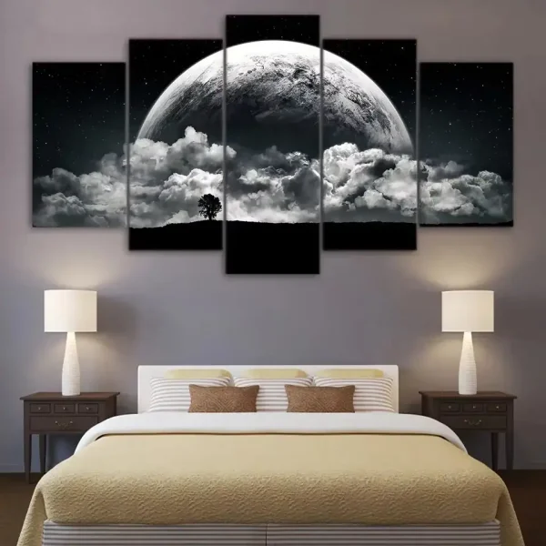 Konstpanel som föreställer månen och moln, perfekt för modern och kosmisk dekoration i ett sovrum.