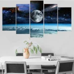Konstnärlig illustration av Vintergatan och Månen, som föreställer en stjärnklar himmel med galaxen och månen i bakgrunden, i modern inredning.