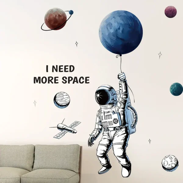 Illustration av en astronaut i rymddräkt som håller en ballong som föreställer en planet, med andra planeter och en satellit i en väggdekoration inspirerad av rymden.