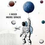 Illustration av en astronaut i rymddräkt som håller en ballong som föreställer en planet, med andra planeter och en satellit i bakgrunden, åtföljd av texten "I NEED MORE SPACE".