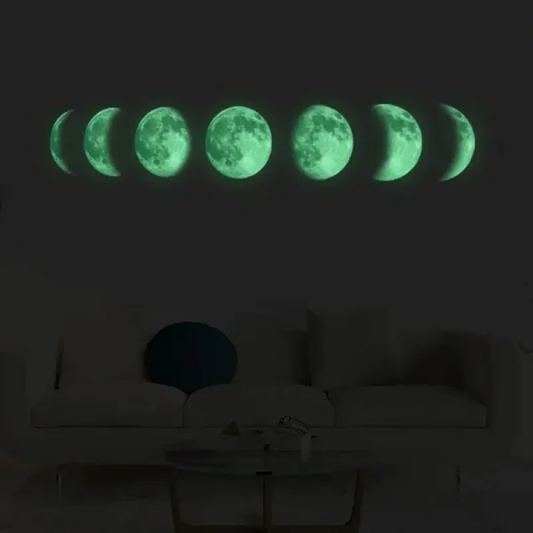 Konstnärlig illustration av månen i olika faser, projicerad på en mörk vägg, vilket skapar en mystisk och vetenskaplig atmosfär i en modern inredning.