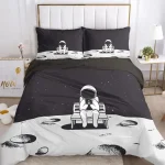 Sängkläder med design av astronaut som sitter på en bänk i en månlandskap, perfekt för astronomi- och rymdtemainredning.