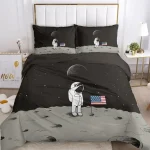 Sängkläder med mönster av astronauter och amerikanska flaggan, inspirerat av rymden, perfekt för astronomi- och vetenskapsentusiaster.