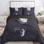 Dekorativt huvudgavel med mönster av astronaut och måne, perfekt för ett rymdtema rum eller för astronomiälskare.