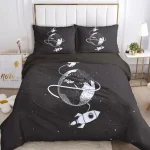 Ett duvetöverdrag och örngott med rymdtema, perfekta för ett barn- eller tonårsrum som är passionerat för astronomi.