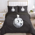 Svart sänglinne med mönster av månen och katt, perfekt för en original och kosmisk inredning av rummet.