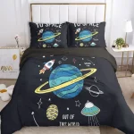 Sänglinne med rymdmönster för barn, inklusive duvetöverdrag och två örngott, dekorerat med planeter, raketer och stjärnor i en färgglad och lekfull stil.