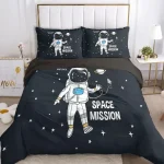 Sänglinne med mönster av astronaut och rymden, perfekt för ett barn- eller tonårsrum som är passionerat för rymden och universum.