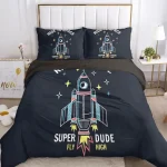 Sänglinne med mönster av raketer och texten "Super Dude" på örngottet och täcket, perfekt för en rymdtema inredning eller för astronomiälskare.