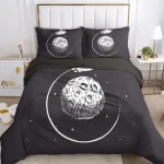 Duvetöverdrag och örngott med mönster av månen och stjärnor, kosmisk dekoration för modernt sovrum.