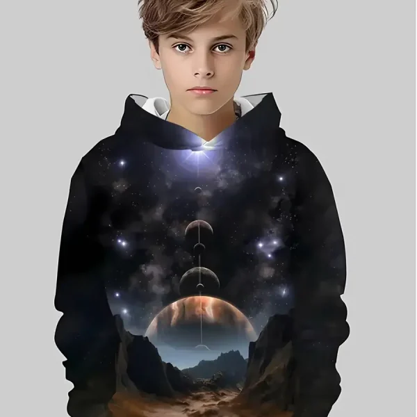 Huvtröja med kosmiskt motiv och planeter.