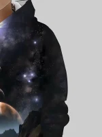 Jacka med galax- och rymdmotiv, med stjärnor och planeter, idealisk för astronomi- och vetenskapsdekorationentusiaster. Unik och trendig design för en kosmisk stil.