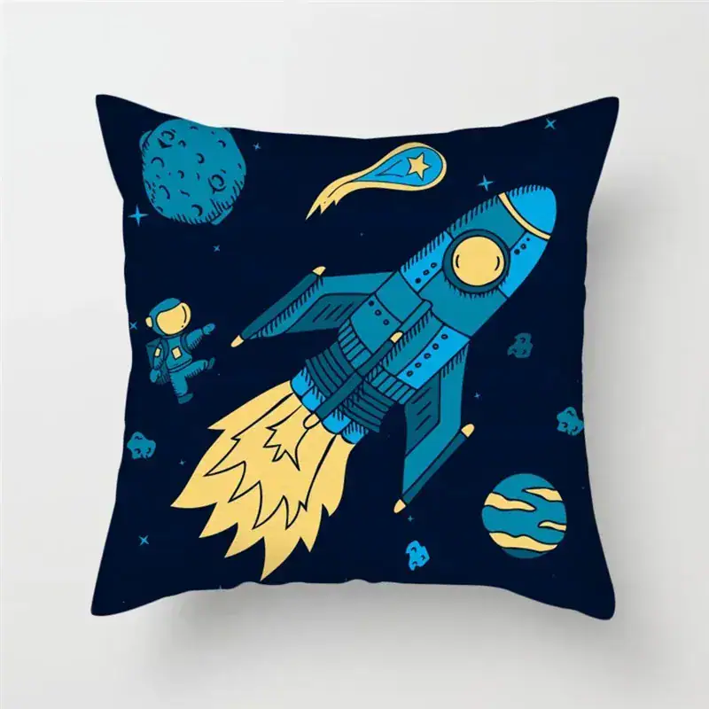 Dekorativ kudde med motiv av astronaut och raket i rymden, idealisk för en vetenskaplig eller rymdtemat inredning.