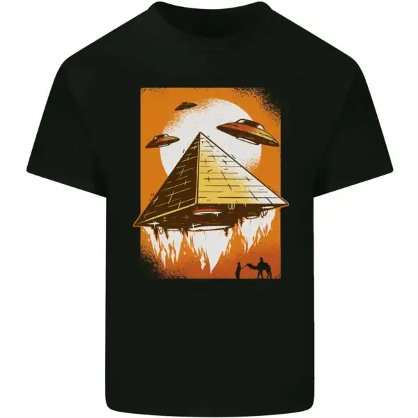 Svart t-shirt med illustration av en svävande futuristisk pyramid, omgiven av UFO:n och ett ökenlandskap med en kamel, science fiction-stil.