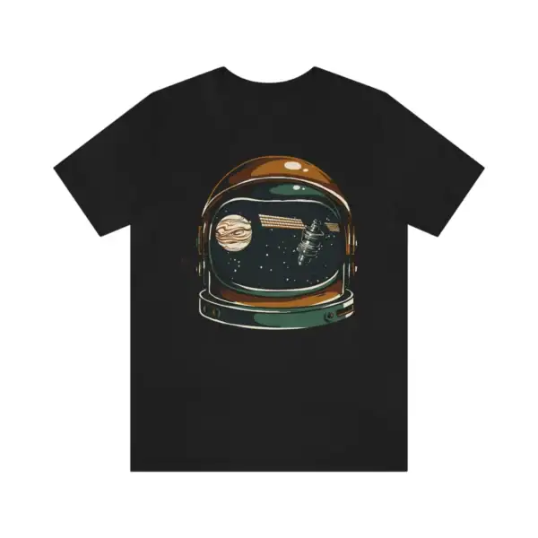 Svart t-shirt med astronauthjälm och vy av rymden.