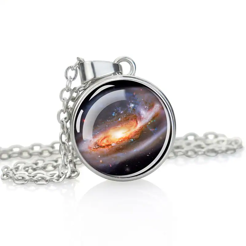 Hänge med galaxmönster som föreställer en bild av universum, idealiskt för astronomientusiaster och vetenskaplig dekoration.