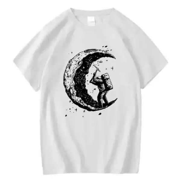 Vit t-shirt med illustration av en astronaut som spelar gitarr på månen, grafisk stil i svart och vitt.