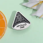 Hänge i metall som föreställer Apollo 11-missionen från 1969 med silhuetten av månen.