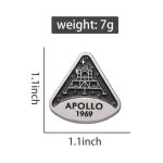 Hänge i form av en triangel med gravyr från Apollo 1969-missionen, historisk symbol för rymdutforskning, perfekt för samlare och vetenskapsentusiaster.
