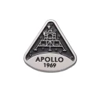 Märke från Apollo 1969-missionen som föreställer månmodulen, med namnet "APOLLO" och året "1969", historisk symbol för rymdutforskning.