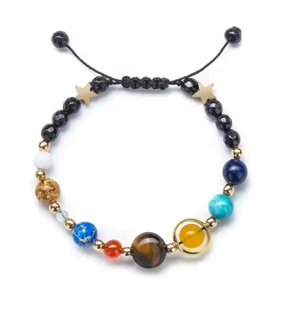 Justerbart armband med pärlor i olika färger och former, prydd med gyllene stjärnor, perfekt för vetenskaps- och universum-inspirerade dekorationer.