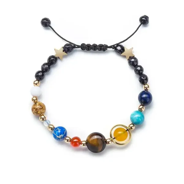 Justerbart armband med pärlor i olika färger och former, prydd med gyllene stjärnor, perfekt för vetenskaps- och universum-inspirerade dekorationer.