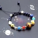 Kosmiskt armband med pärlor som representerar olika planeter och stjärnor, perfekt för astronomi- och vetenskapsentusiaster.