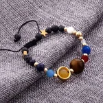 Armband med färgglada pärlor och glaspendant, perfekt för dekoration och mode inspirerat av vetenskapliga teman.