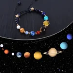 Kosmiskt armband med pärlor som representerar planeterna i solsystemet och stjärnor, perfekt för astronomi- och vetenskapsentusiaster.