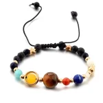Armband med flerfärgade pärlor och gyllene stjärna, perfekt för dekoration eller som vetenskaplig accessoar. Elegant design med olika storlekar och färger på pärlor.
