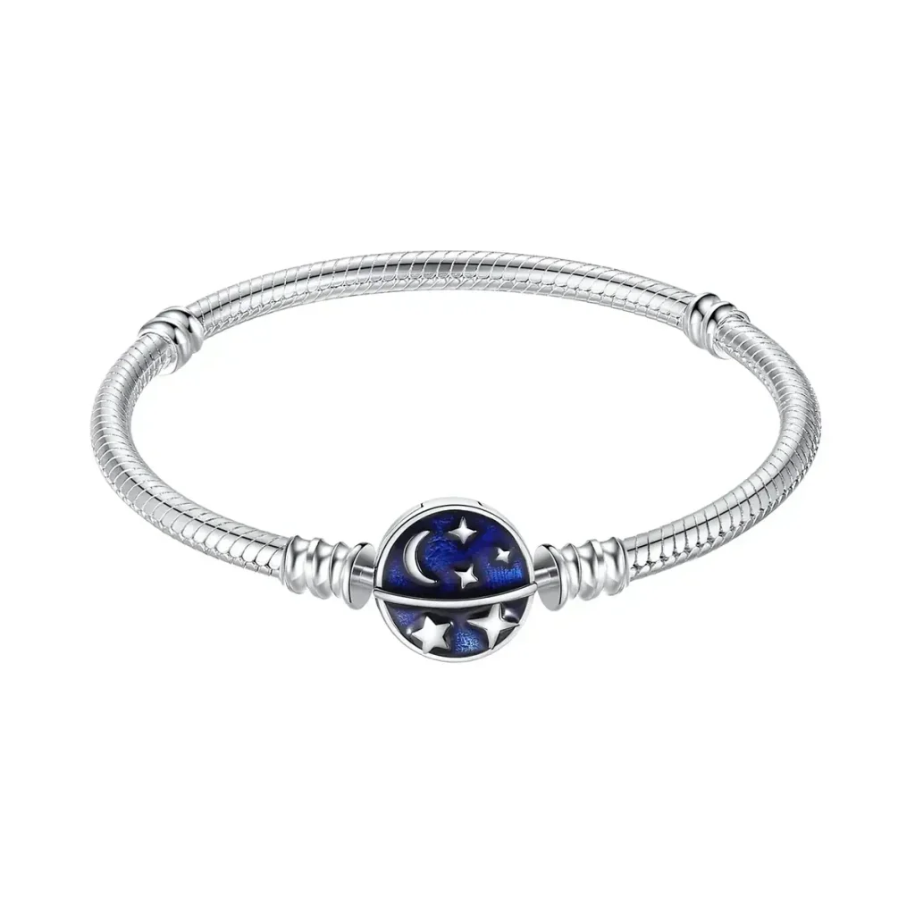 Silverarmband med hänge som föreställer en stjärnhimmel, inklusive stjärnor och en måne, perfekt för vetenskaps- och astronomientusiaster.