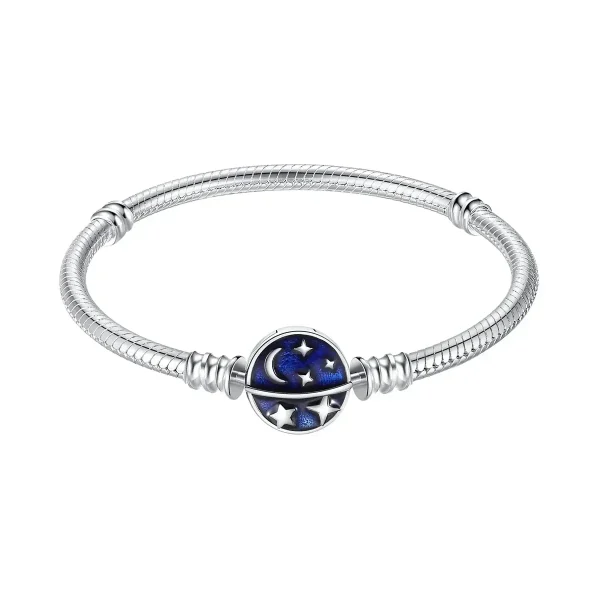 Silverarmband med hänge som föreställer en stjärnhimmel, inklusive stjärnor och en måne, perfekt för vetenskaps- och astronomientusiaster.
