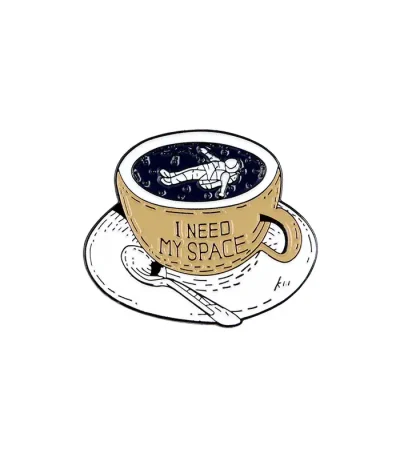 Kaffemugg med en astronaut som svävar i rymden, som illustrerar ett rymd- och vetenskapstema.