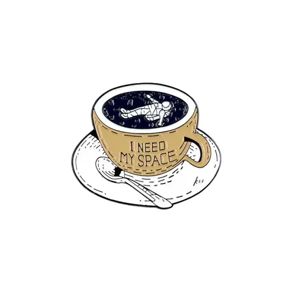 Kaffemugg med en astronaut som svävar i rymden, som illustrerar ett rymd- och vetenskapstema.