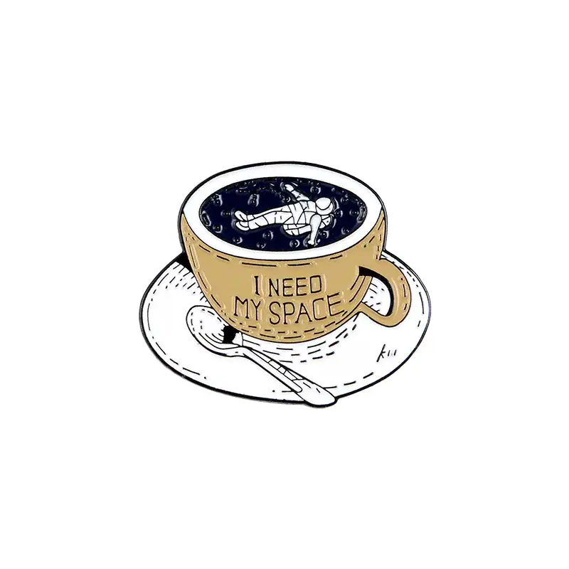 Kaffemugg med en astronaut som svävar i rymden, som illustrerar ett rymd- och vetenskapstema.