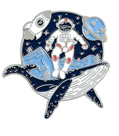 Pin i form av en astronaut som svävar i rymden med planeter och stjärnor i bakgrunden.