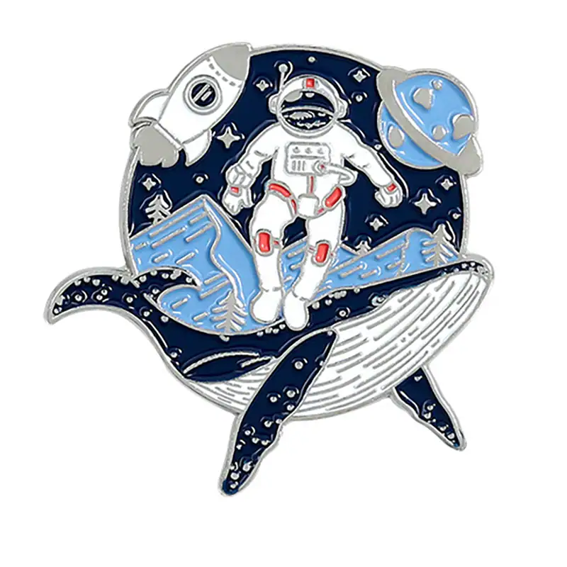 Pin i form av en astronaut som svävar i rymden med planeter och stjärnor i bakgrunden.