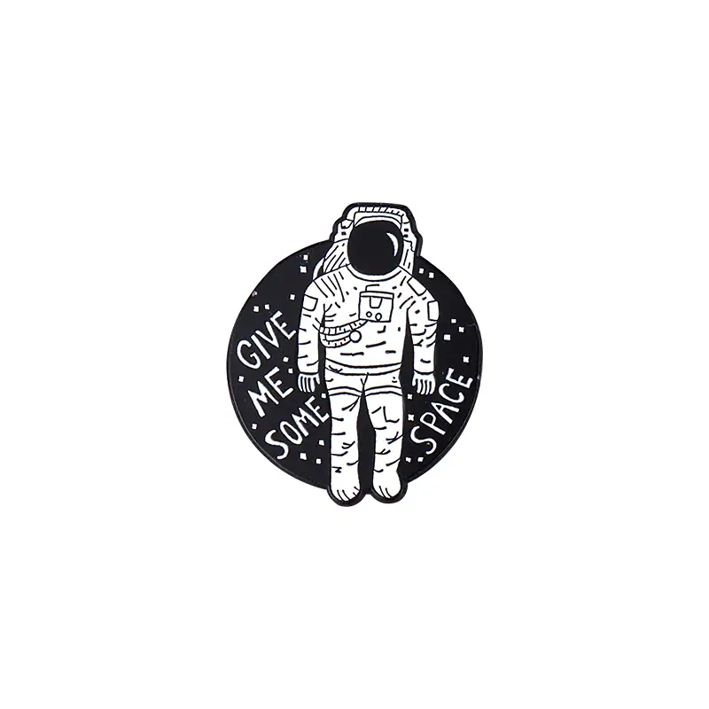 En stiliserad astronaut med hjälm i ett svart utrymme, omgiven av frasen "Give me some space" i vita bokstäver.