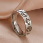 Ring i stål med vetenskapliga, planetära och molekylära symboler, perfekt för vetenskapsälskare och dekoration.