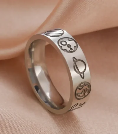 Ring i stål med vetenskapliga, planetära och molekylära symboler, perfekt för vetenskapsälskare och dekoration.
