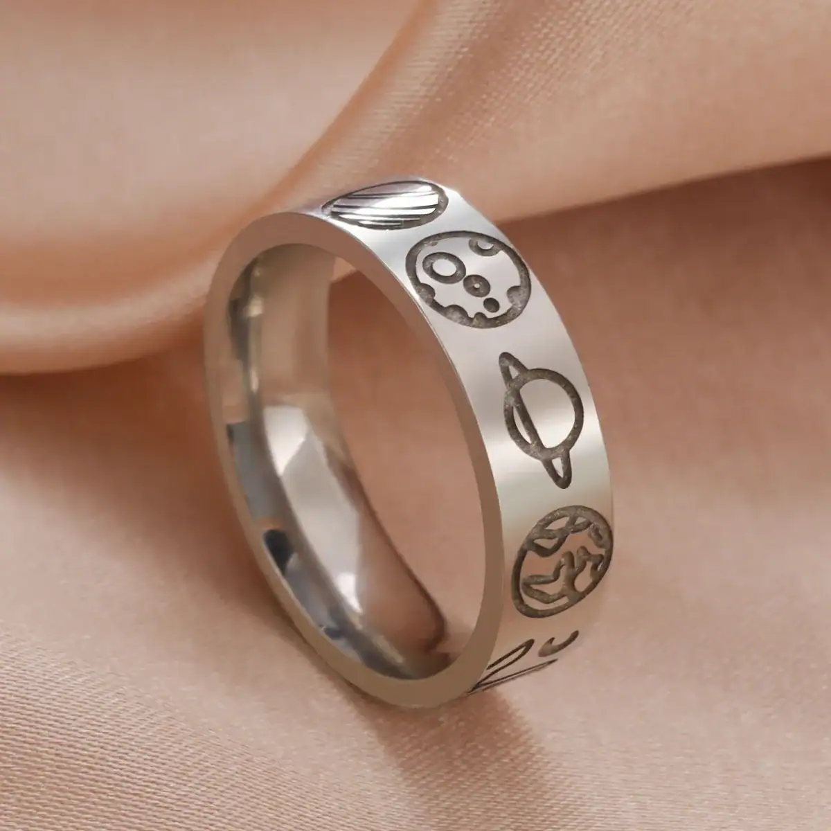 Ring i stål med vetenskapliga, planetära och molekylära symboler, perfekt för vetenskapsälskare och dekoration.